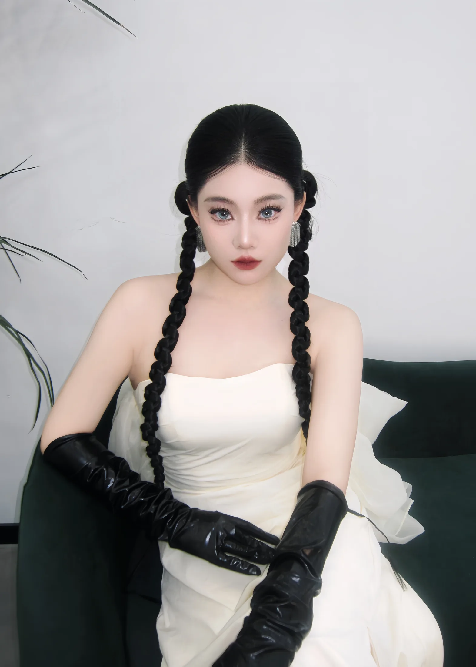 双辫模特妆容