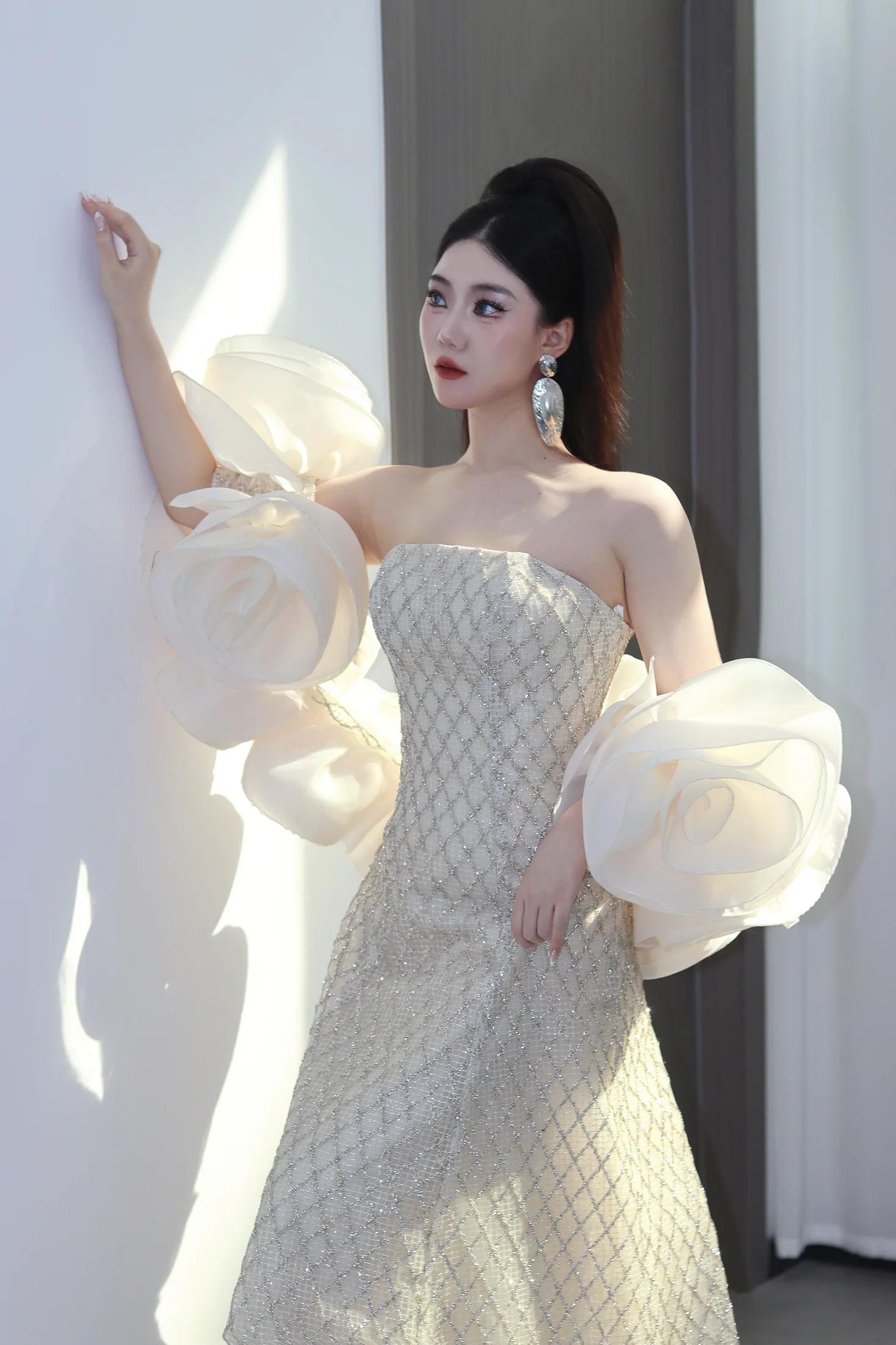 银色礼服模特妆造